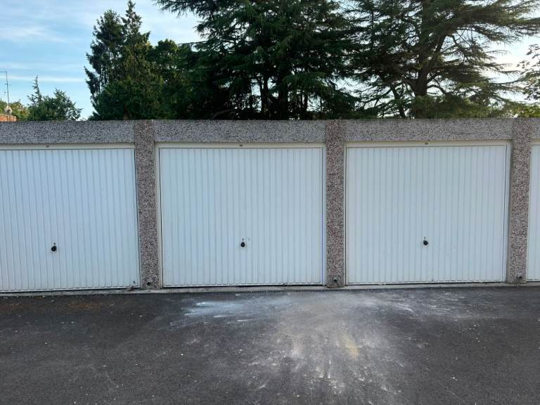 Spacious and Secure Garage to Rent in Northwood