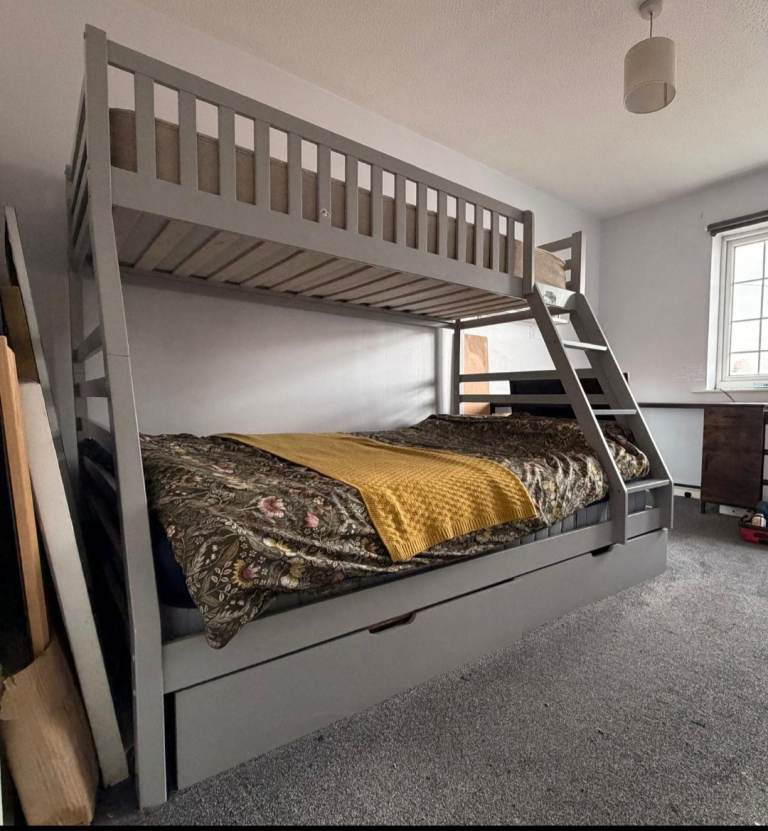 Triple sleeper bunk bed