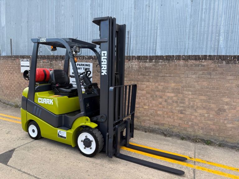 2009 Clark 2.5t gas forklift, 5.5m triple mast with sideshift 