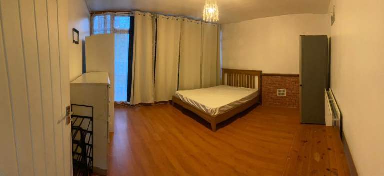 Single and double Rooms for rent.