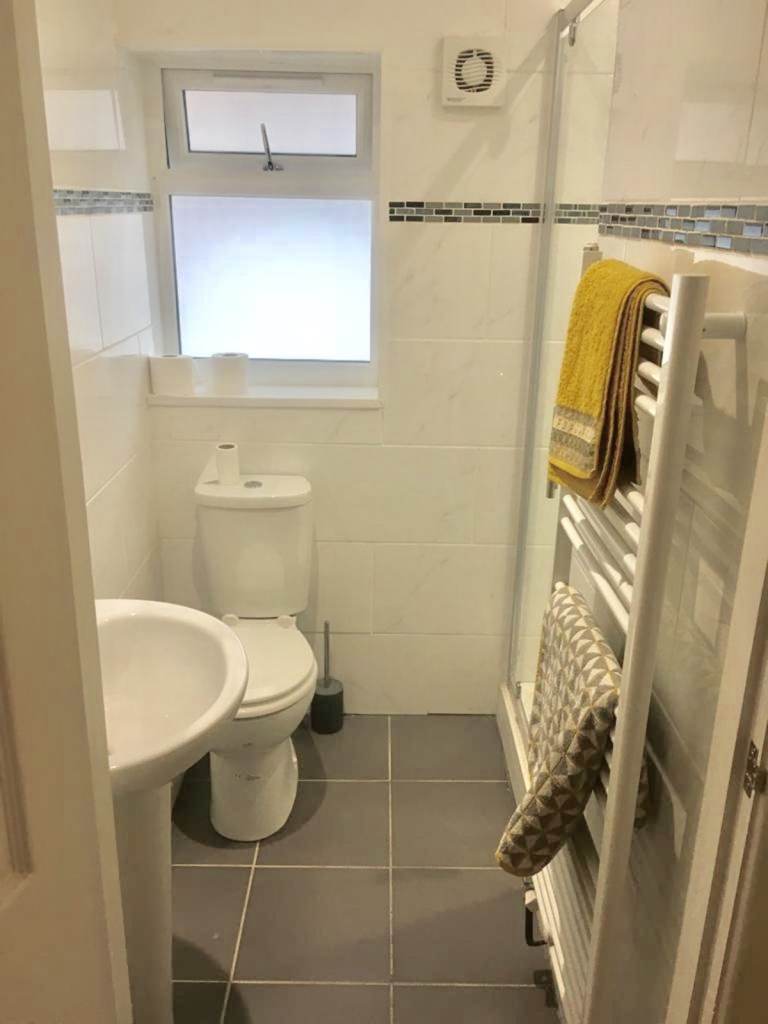 SINGLE ENSUITE BEDROOM, fully furnished, all bills included and parking space available