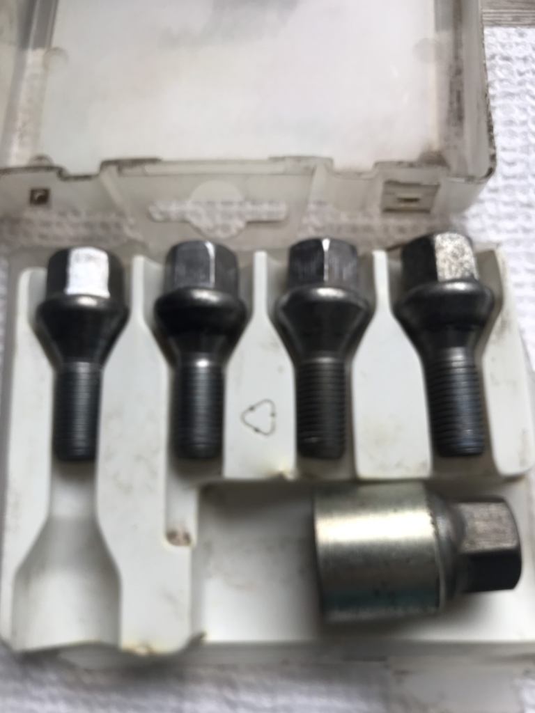 Renault Megane Expression VVT100 set of wheel lock nuts 