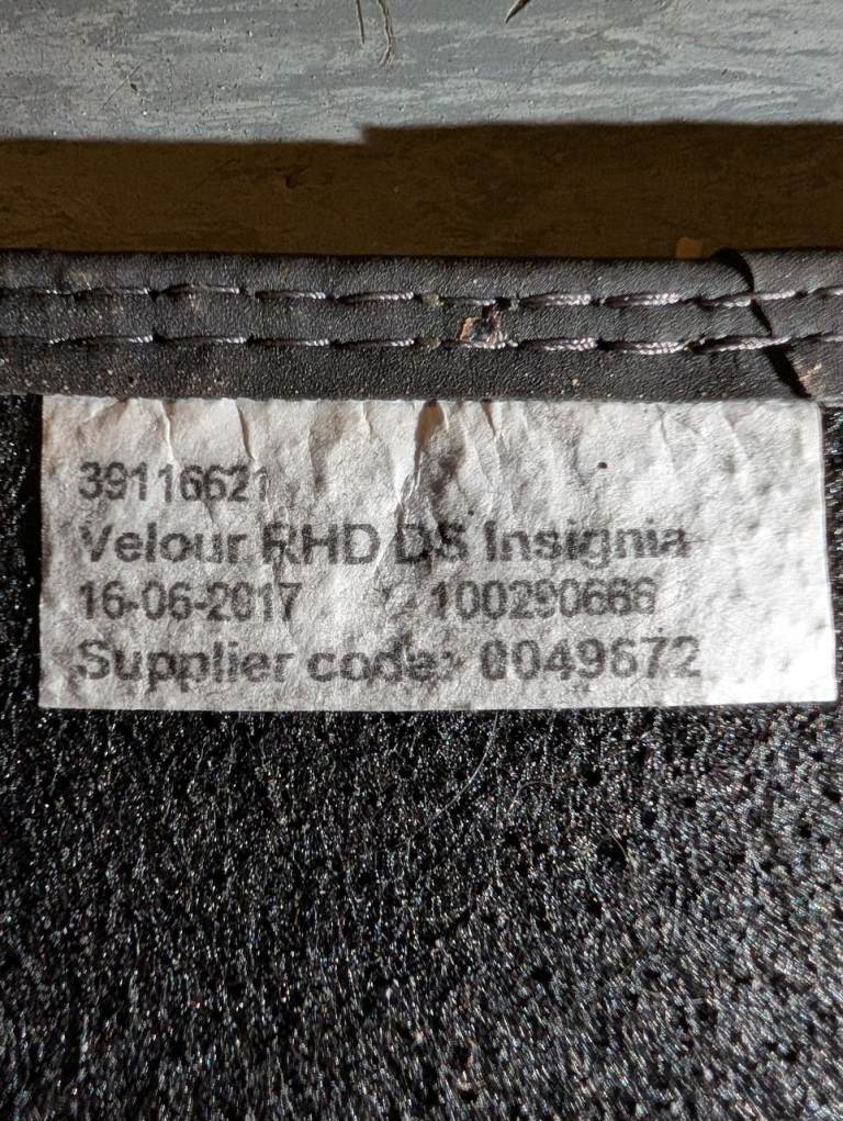 GENUINE VAUXHALL INSIGNIA ESTATE  SET 4 FRONT REAR   BLACK CARPET FLOOR MATS