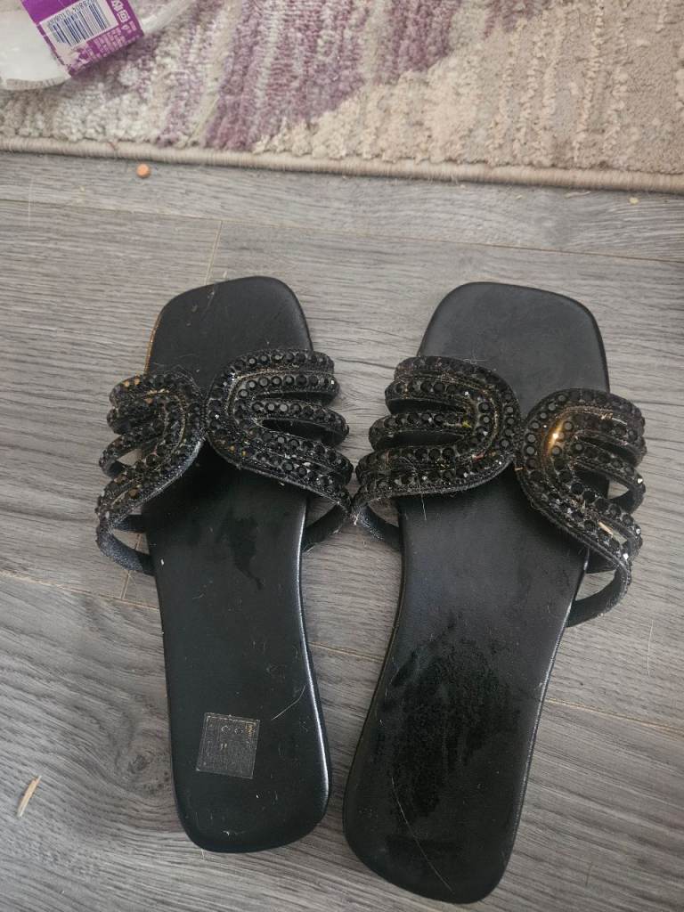 Size 5 unworn flip flops