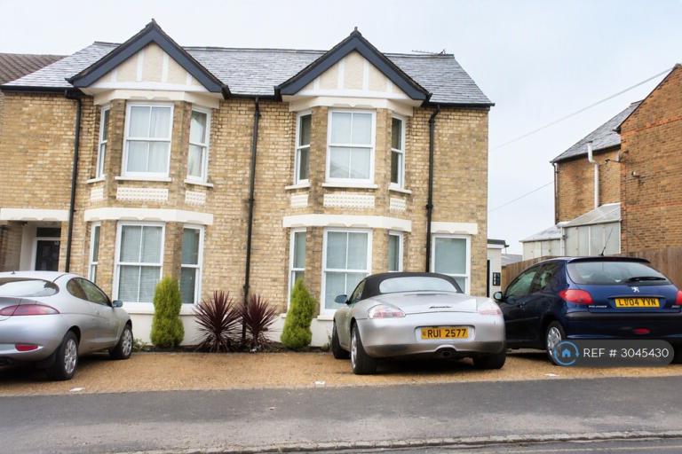 2 bedroom flat in Totteridge Avenue, High Wycombe, HP13 (2 bed) (#3045430)