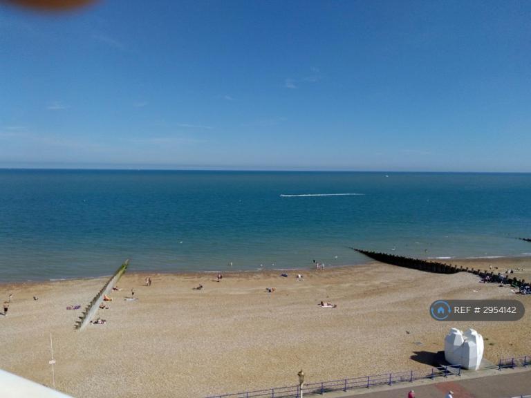 2 bedroom flat in Royal Parade, Eastbourne, BN22 (2 bed) (#2954142)