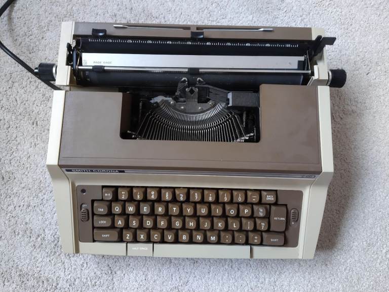 Smith Corona Sterling C420 electric typewriter with carrying hard case