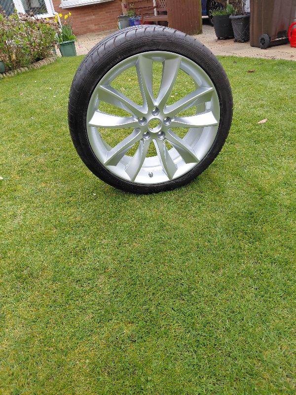 Jaguar XF Hydra refurbished alloy plus tyre