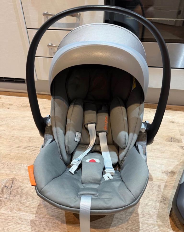 Cybex Cloud G i-Size Car Seat - Lave Grey & Cybex Isofix 360 Base  