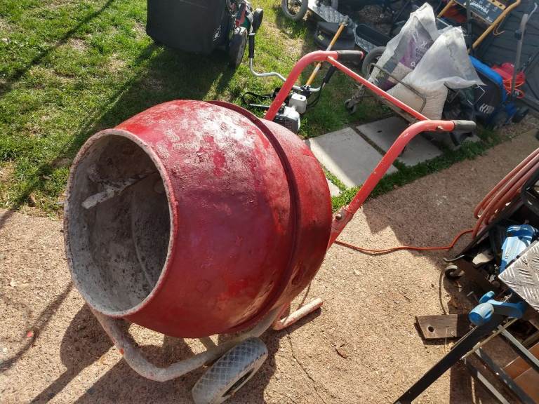 Kingfisher cement mixer 240 volt 140 litre