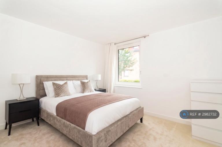 1 bedroom flat in Whiting Way, London, SE16 (1 bed) (#2982732)