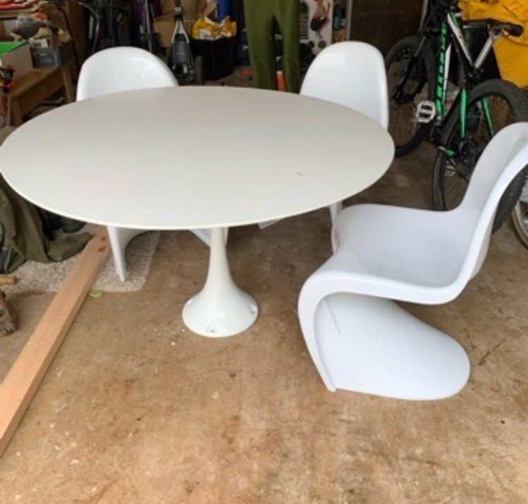 Table and 4 chairs 