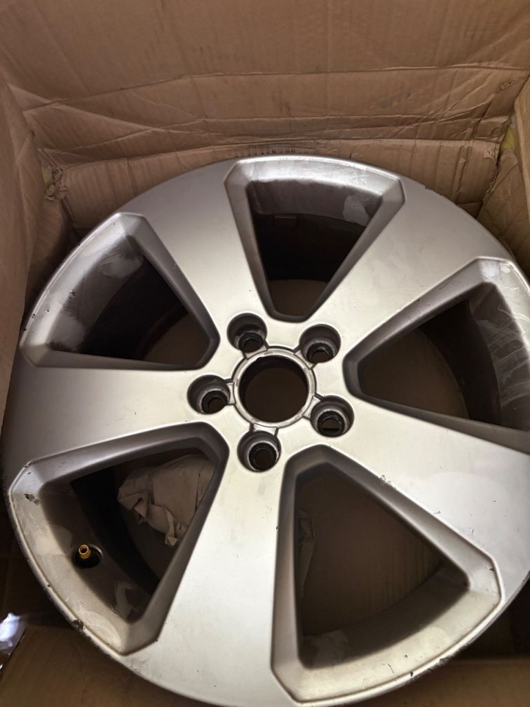 4 x Audi Alloys with centre caps & nut covers 