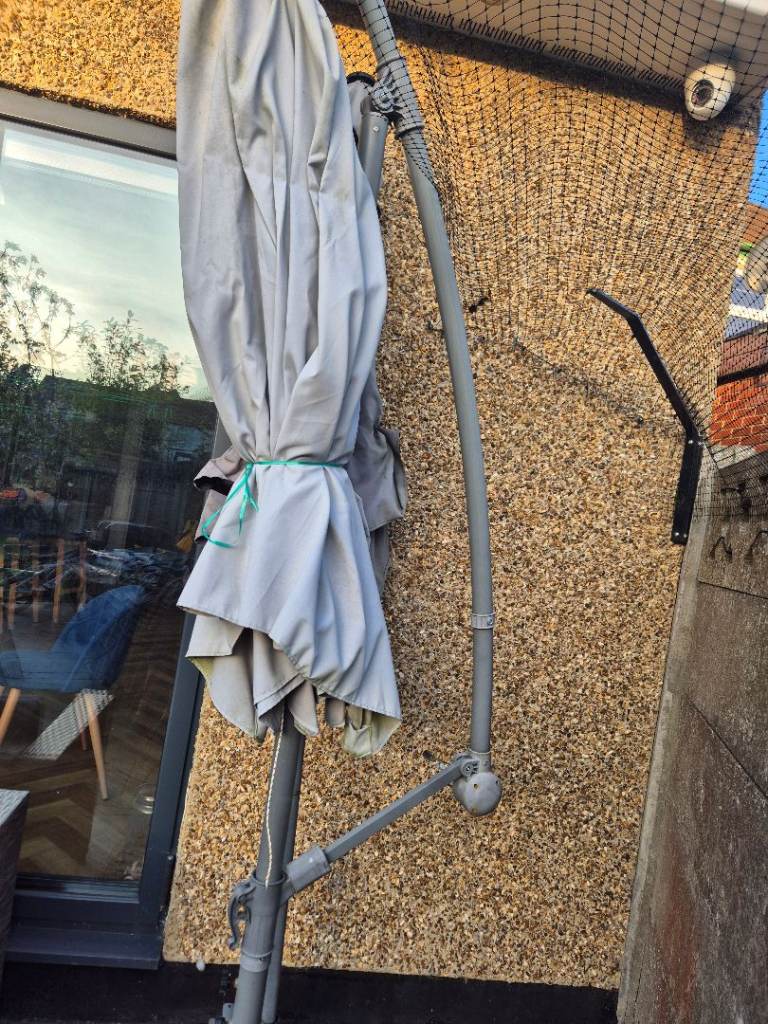 Free x2 parasols (1 is cantilever)