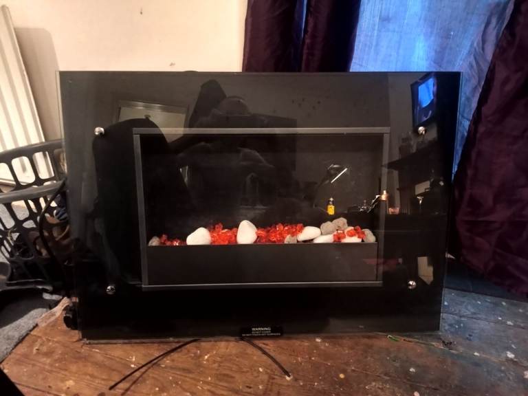 Black Glass Electric Fireplace with Pebbles – Good Condition