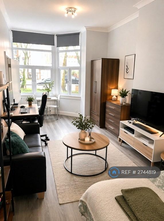 Studio flat in Mount View Road, London, N4 (#2744819)