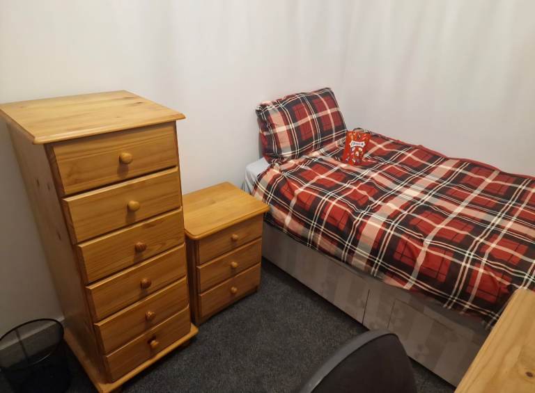 Small Single room in share house in S2 1UU