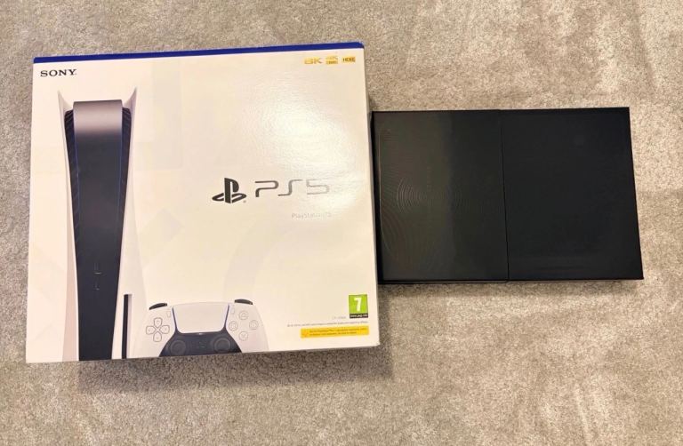Sony PS5 Blu-Ray Disc Edition Console + EXTRAS (Farcry 6 Disk+Dbrand DarkPlates)