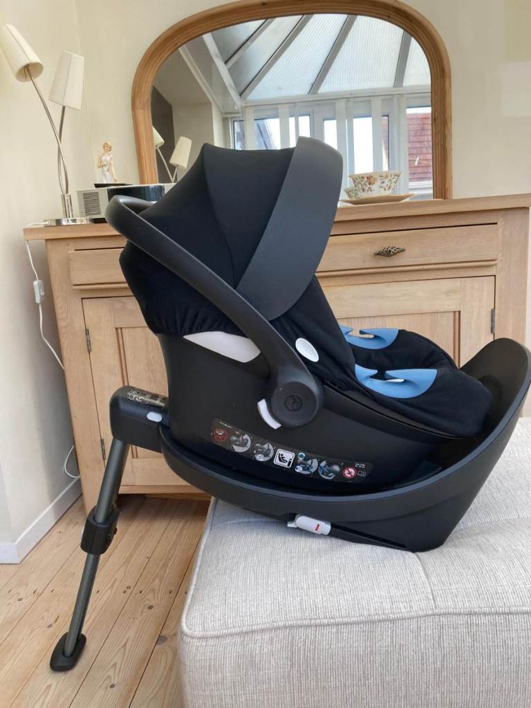 Cybex Atom B2 baby carseat with Isofix Base - Black, Good Condition
