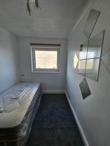 3 Bedroom Flat on the first floor 9 Mins walk to Slade Green Railway Station 