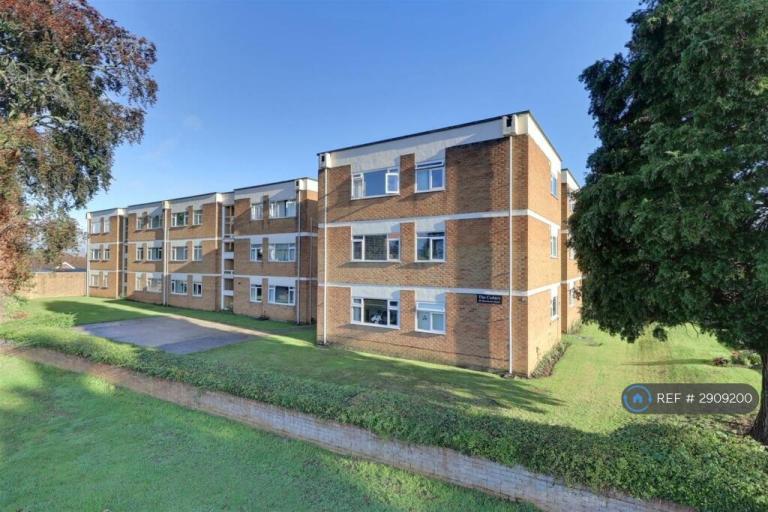 2 bedroom flat in The Cedars, Gloucester, GL3 (2 bed) (#2909200)