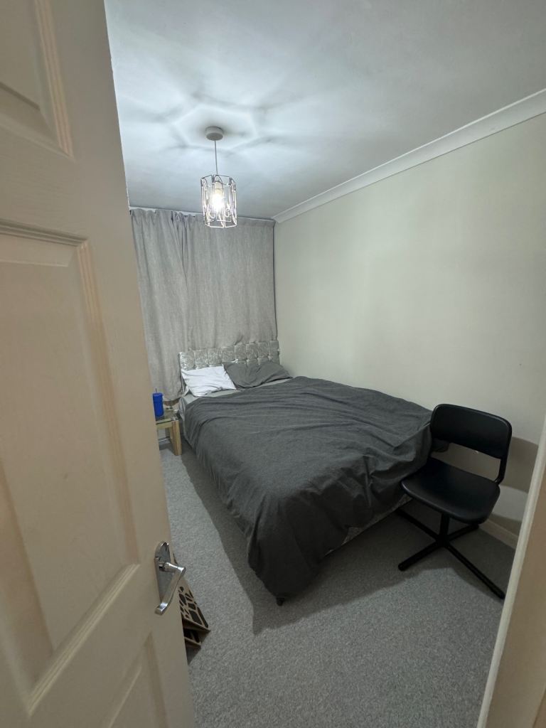 Single Room with Double Bed – SE18 (Near QE Hospital) £700 (bills not included)
