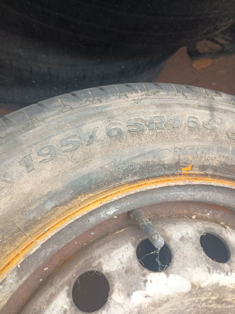Tyre and wheel for a vauxhall vivaro, renault traffic 