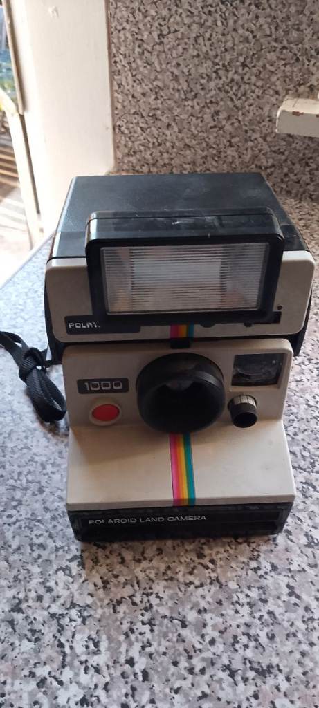 Polaroid 1000 Land Camera with Flash – Good Condition