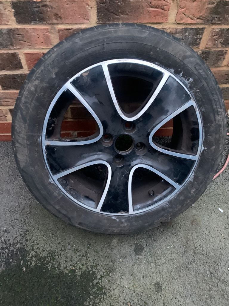 2015 Clio Mk4 Alloy wheel/tyre - Damaged for spares or repairs only.