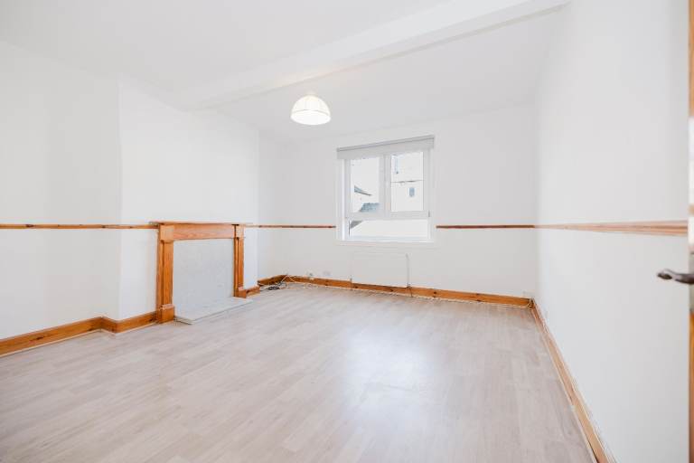 Delightful, 1 bedroom, 1st floor flat close to Cameron Toll – available NOW