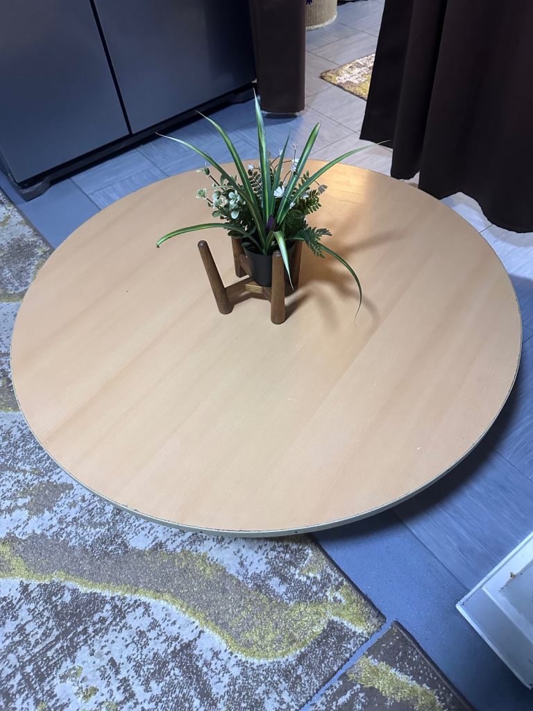 Round table - Great for picnics, tea and breakfast, study