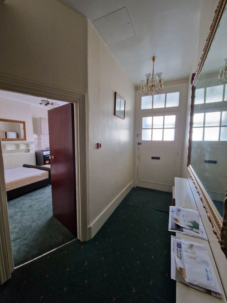 ***Spacious and Bright Ground Floor Bedsit***