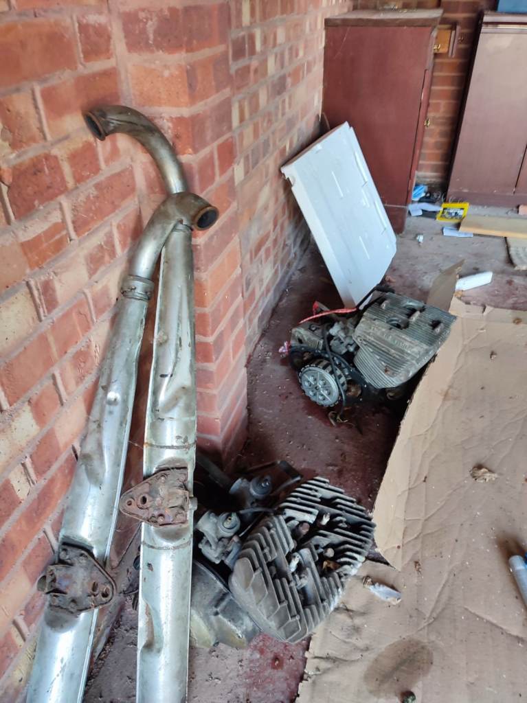 SUZUKI GT250 L (1974) None-Runner Spares or Repair (Includes 2x engines & much more) 