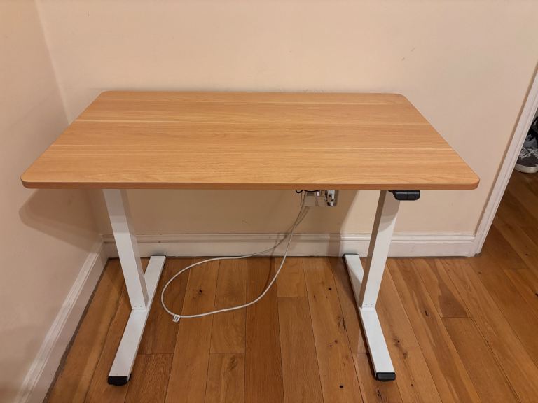 Height adjustable desk