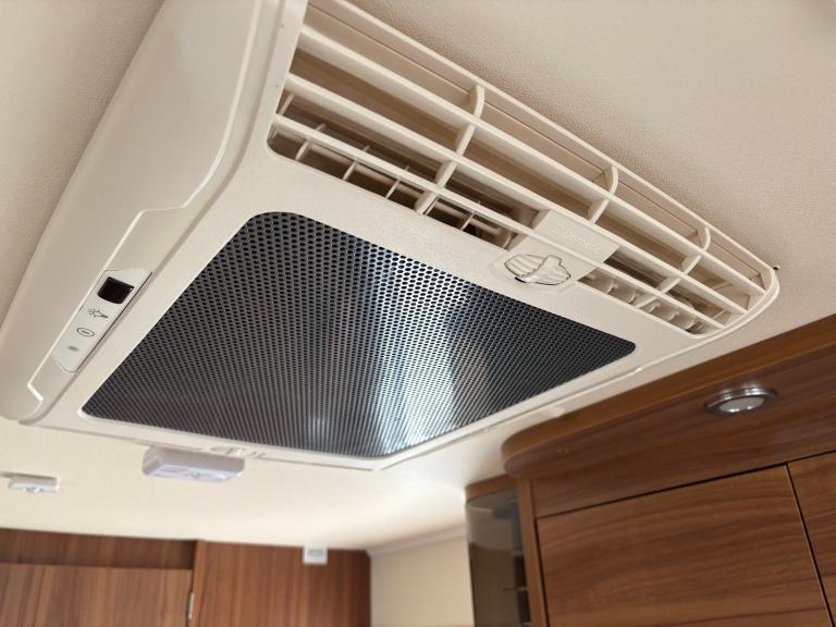 ELDDIS AFFINITY 530 - 3 BERTH CARAVAN + AIR CONDITIONING + MOTORMOVER