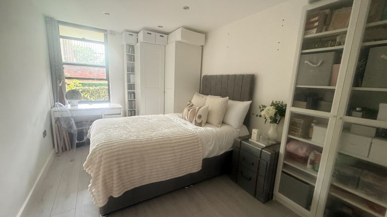Spacious and Homely Double Room 1 Minute from Pimlico Station with Garden