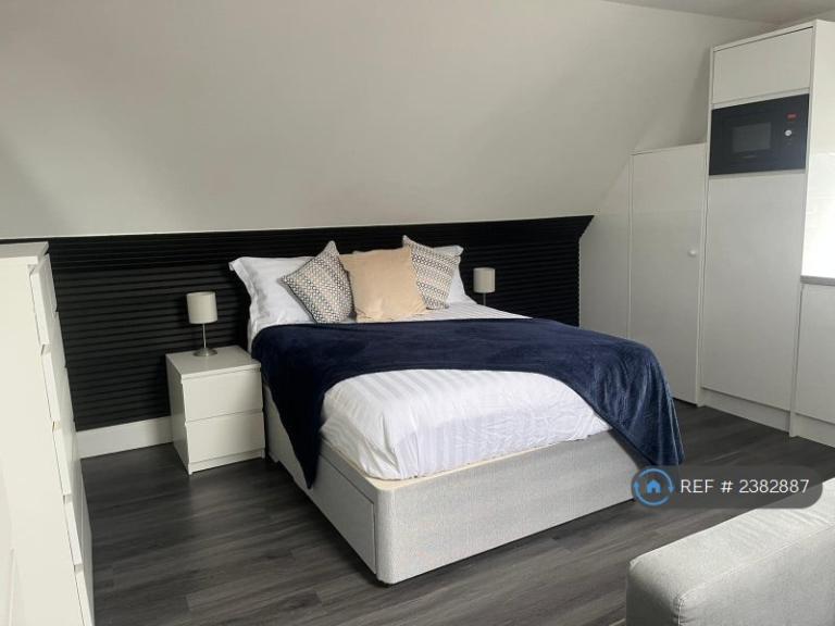 1 bedroom in Wilson Grove, Southsea, PO5 (#2382887)