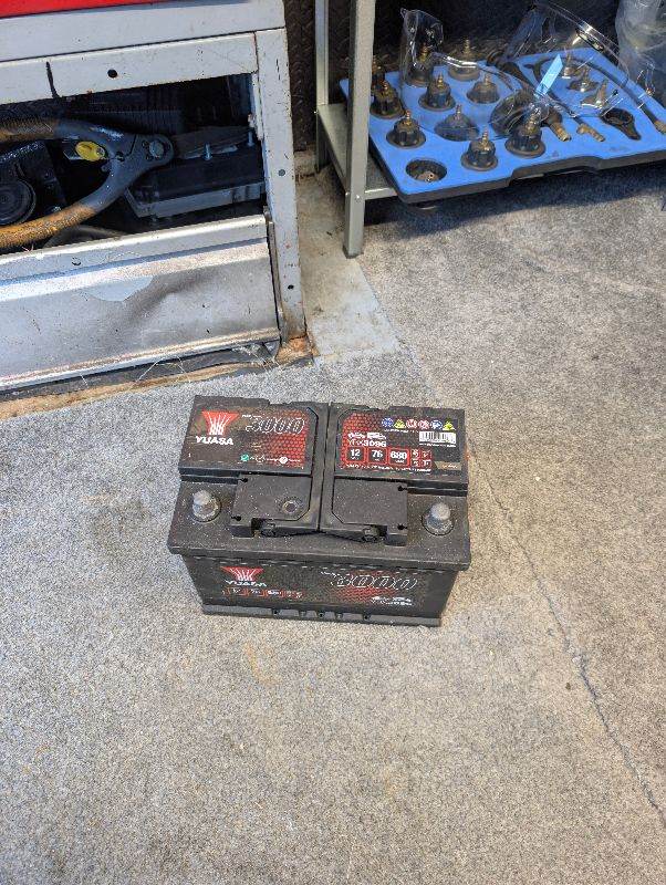 Yuasa car / van battery type 096