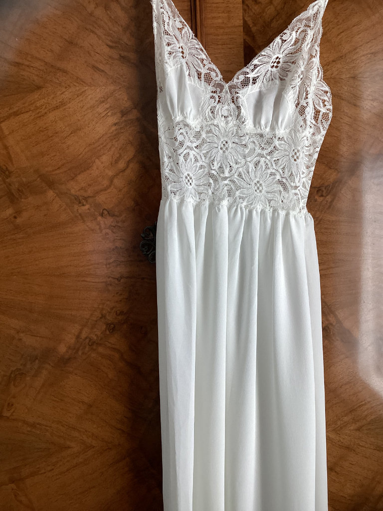 NEW   CHARNOS NIGHT DRESS   SIZE 12  IVORY