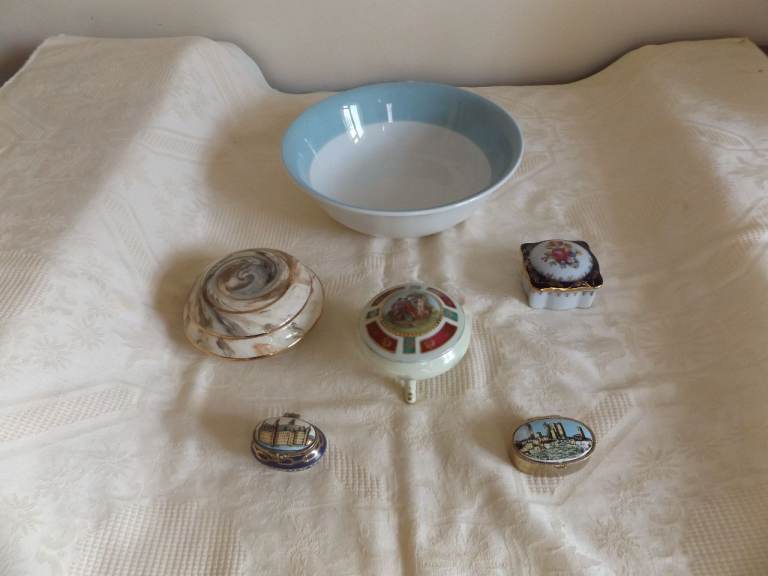 A Quantity of Vintage Ceramics Including Trinket Boxes and a Bowl
