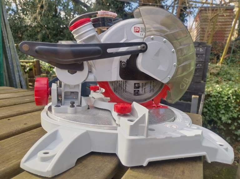 A single bevel mitre saw 210mm 1400W
