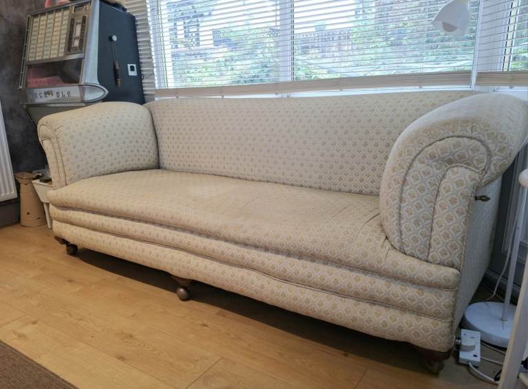 FREE Victorian drop-arm sofa – an upcycling project for any enthusiast