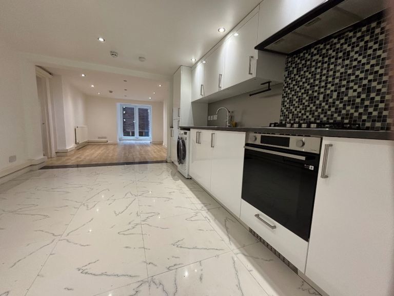 Spacious, open plan one bedroom flat with the large garden and garden shelter room 