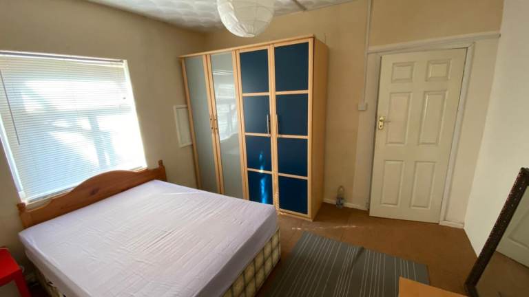 Spacious double room walking to town centre, inc bills