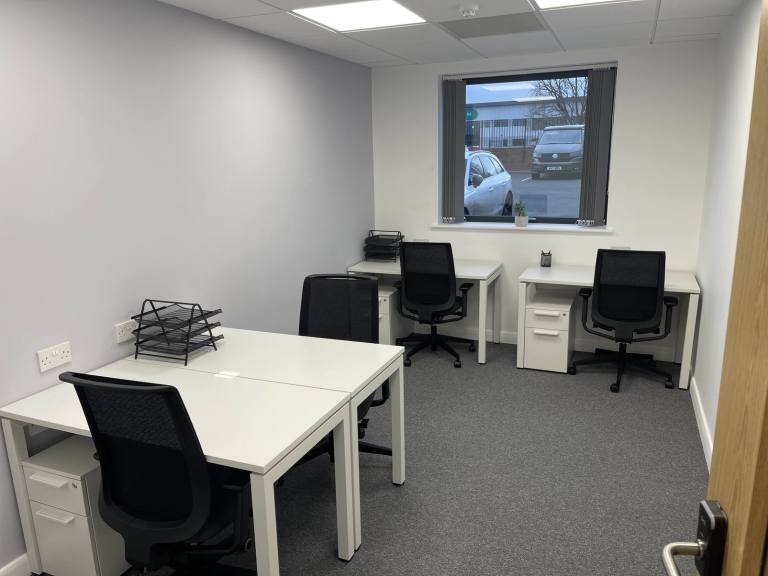 Kidderminster - DY11 7QE \ Office Space for Rent with a 5-Desk Layout