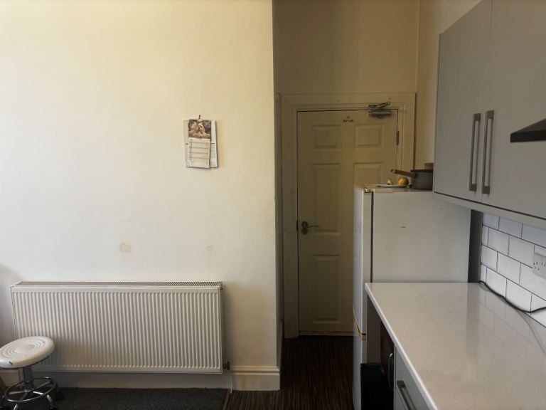 Southport, studio flat available on Leyland Road 