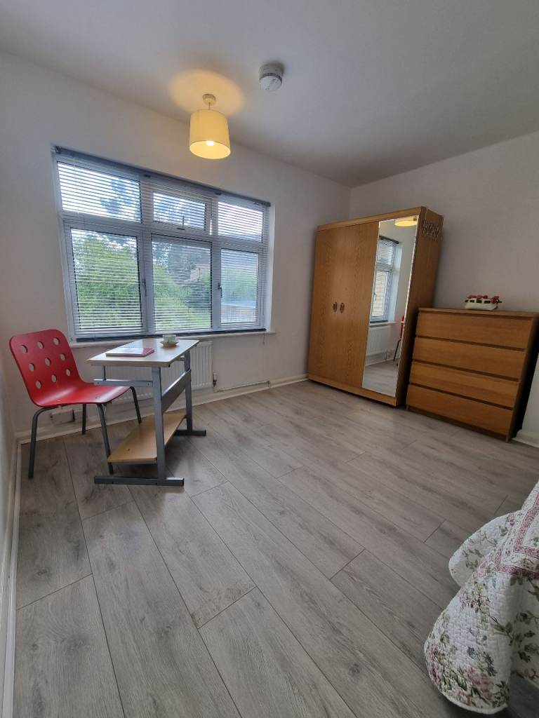 LARGE DOUBLE ROOM 