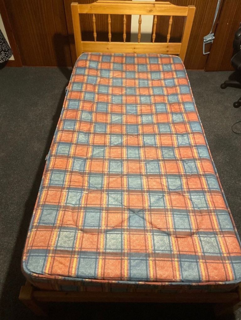 Wooden frame single bed