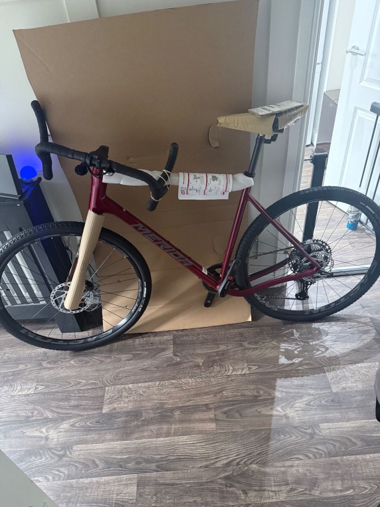 image for Merida silex 700 2025 gravel bike - dark red/grey