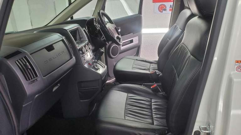 Mitsubishi delica d5 2.4 auto petrol 4x4 7 seats fresh japanese import 20 alloy